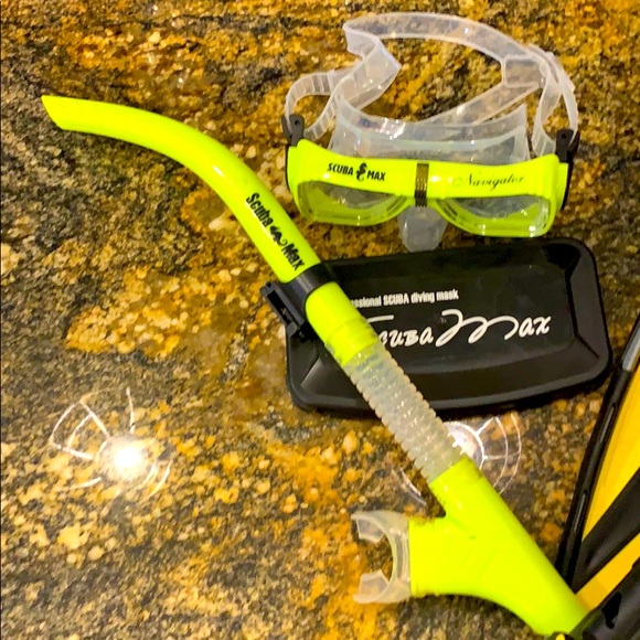 Scuba diving goggles snorkel and fins - Picture 1 of 5
